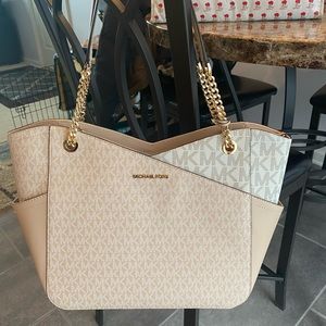 Gorgeous Michael Kors purse. Perfect for Spring 🌸